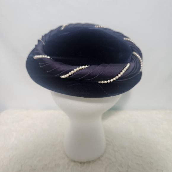 Vintage 1950s Navy Velvet Tilt Hat. Faux Pearl Trim Elegant Mad Men Church Hat main image 6